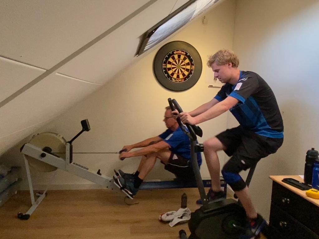 Ron en Roy aan het sporten op zolder blog